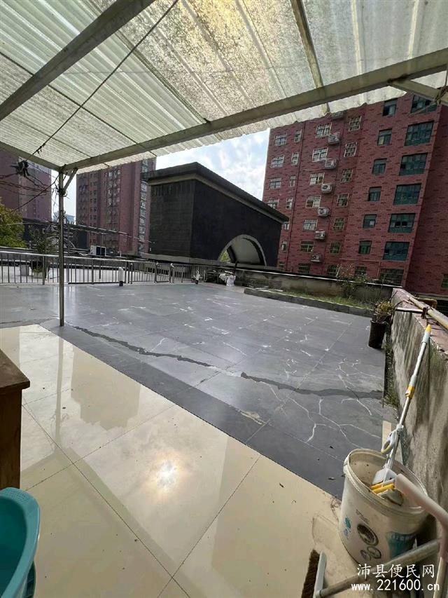 稀缺房源！带平台！储藏室！中央御景精装修暖气房2室2厅1卫！正阳三中学区房！